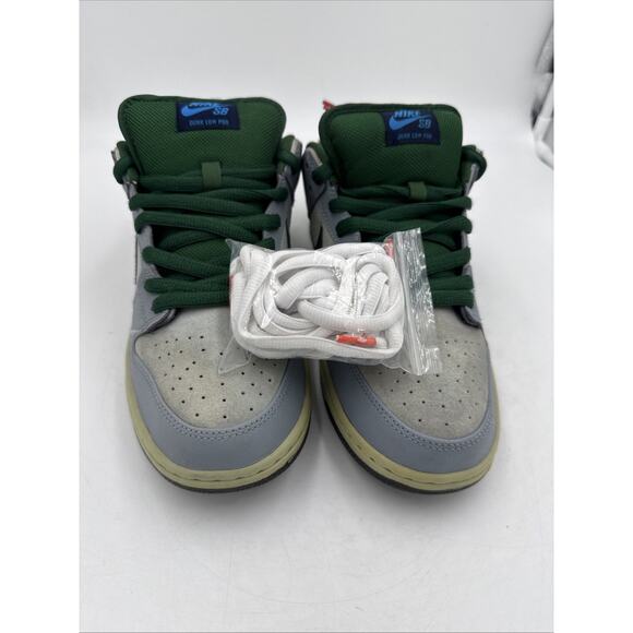 Size 11 - Nike Dunk Premium SB Low Maple Leaf - Picture 1 of 9